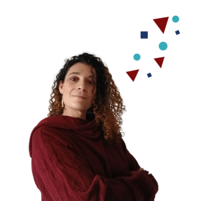 portrait femme community manager en pull rouge